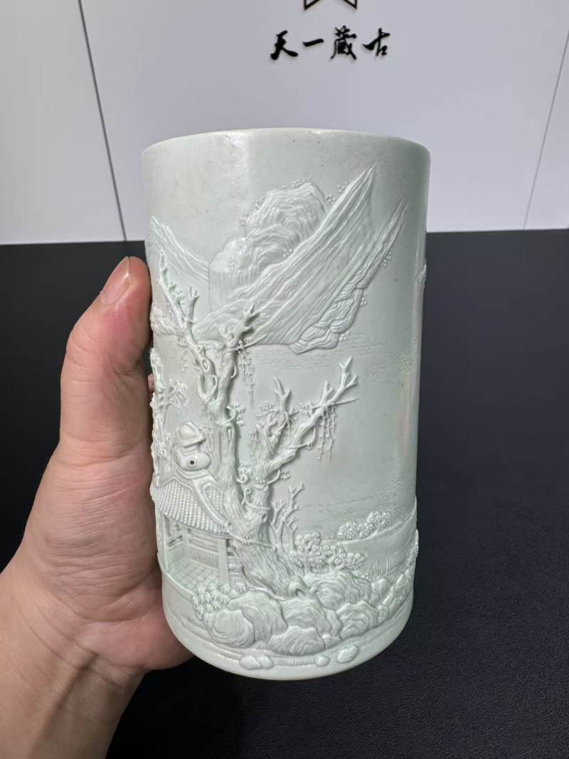 清道光 湖水绿釉刻瓷湖畔寻幽纹笔筒 - 图4