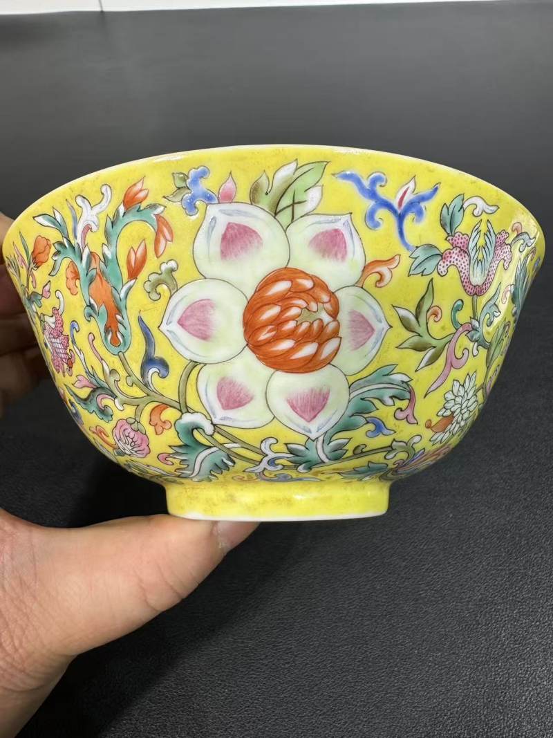清道光 黄地洋彩缠枝花卉内五蝠纹碗 - 图5