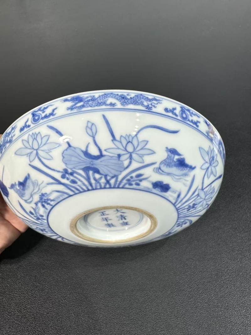 清雍正 青花荷塘鸳鸯卧足盘 - 图5