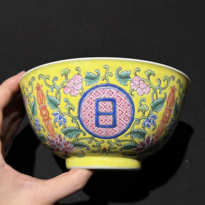 清道光 黄地洋彩花卉开光“佛日常明”纹碗 - 图5