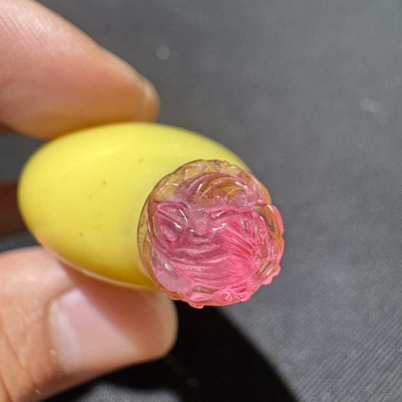清 鸡油黄料烟壶 - 图7