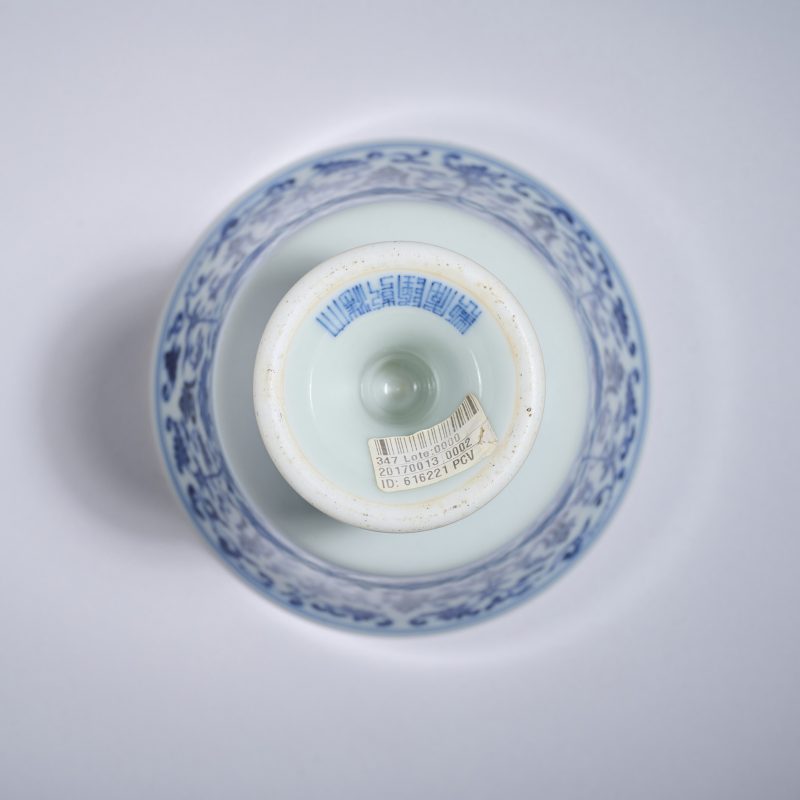 清乾隆 青花缠枝莲托梵文高足杯 - 图5