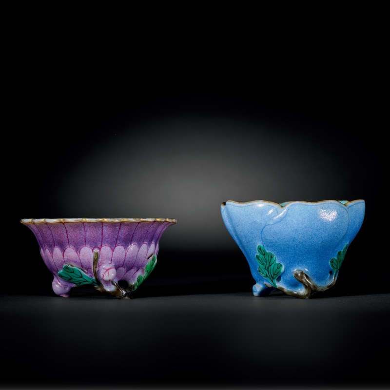 清乾隆 粉彩堆塑秋菊、玉兰花杯一组两只 - 图1