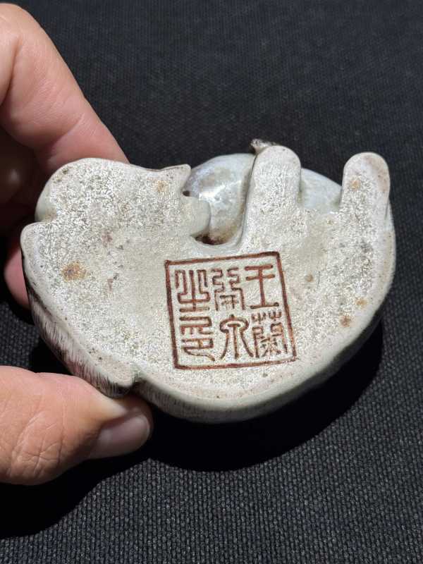 清乾隆 “王兰开泉”款粉彩卧犬纸镇 - 图8