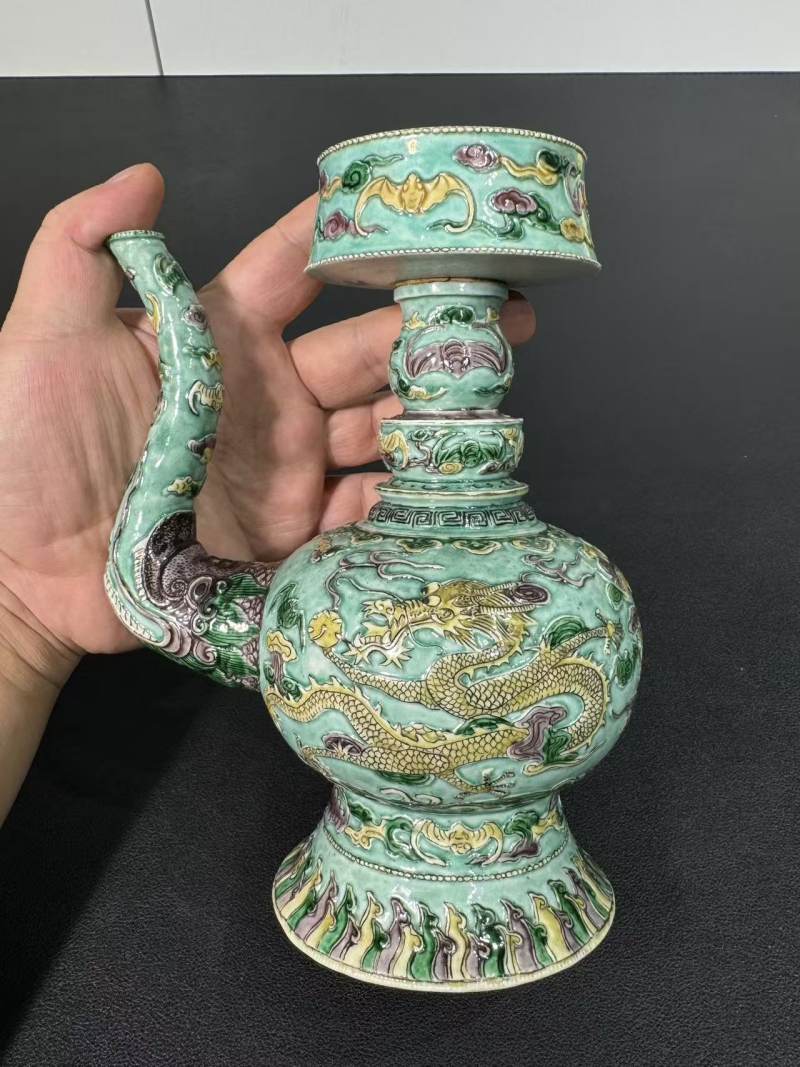 清中期 绿地三彩龙纹贲巴壶 - 图2