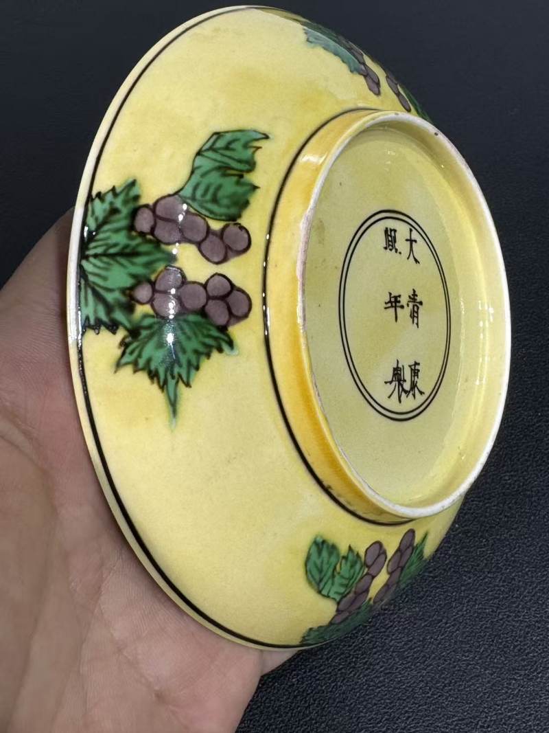 清康熙 黄地素三彩暗刻龙纹盘 - 图6