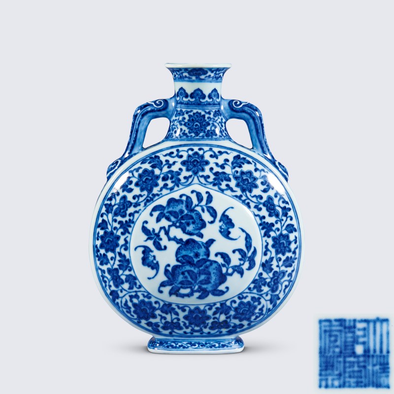 清乾隆 青花缠枝花卉福寿纹抱月瓶 - 图1