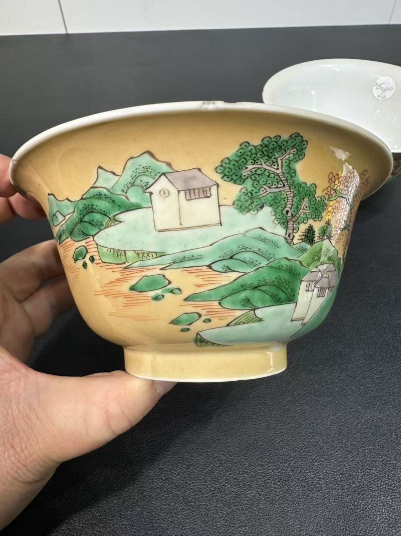 清康熙 米黄釉地五彩山水人物纹碗一对 - 图3