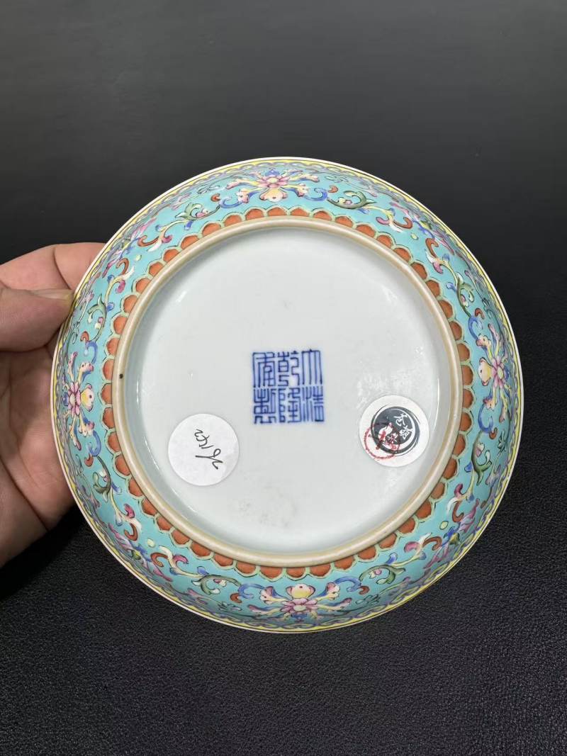 清乾隆 松石绿地洋彩西番莲纹盘 - 图7