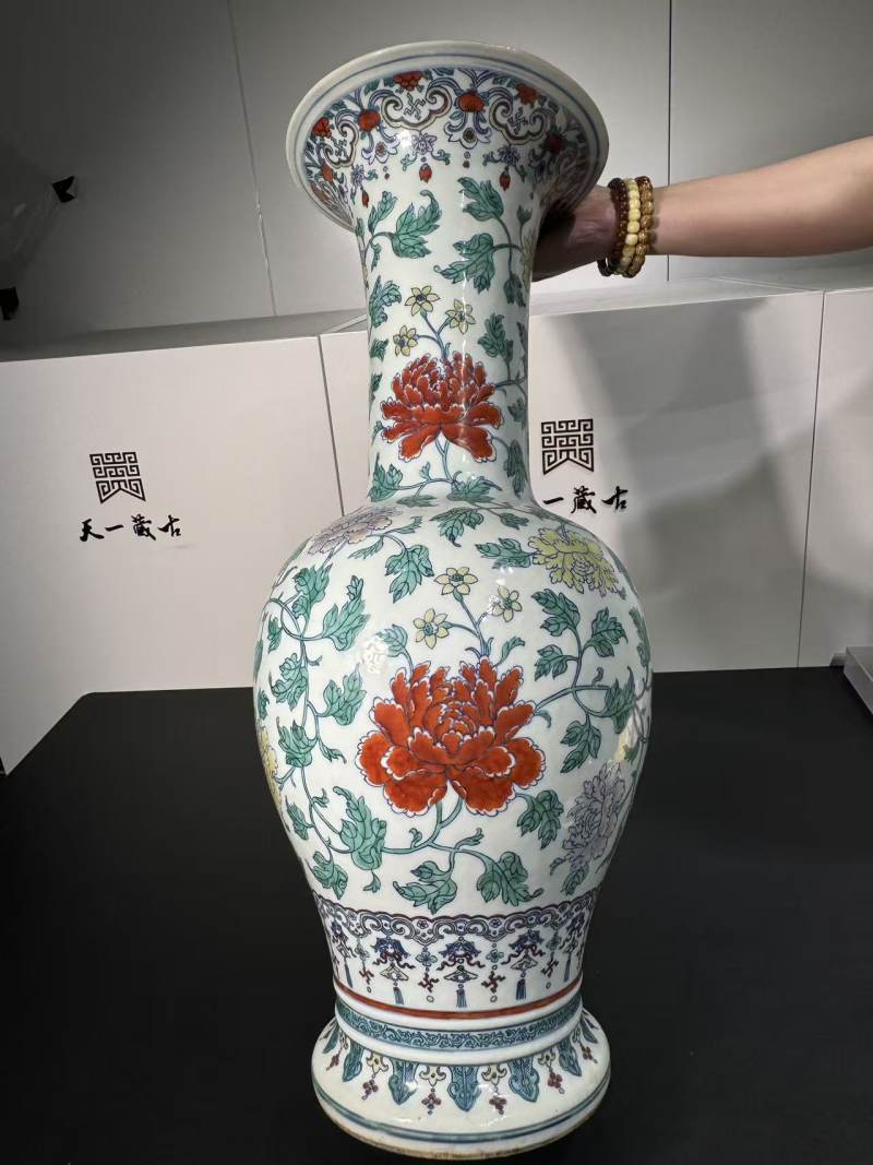 清雍正 斗彩缠枝牡丹纹大瓶 - 图2