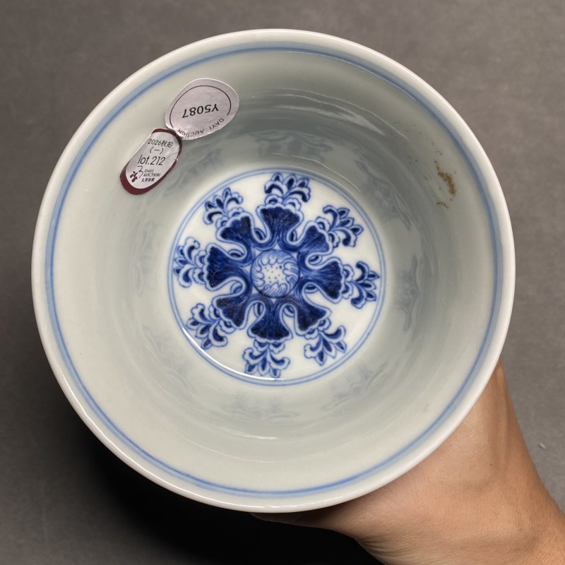 清乾隆 青花缠枝莲托梵文高足杯 - 图6