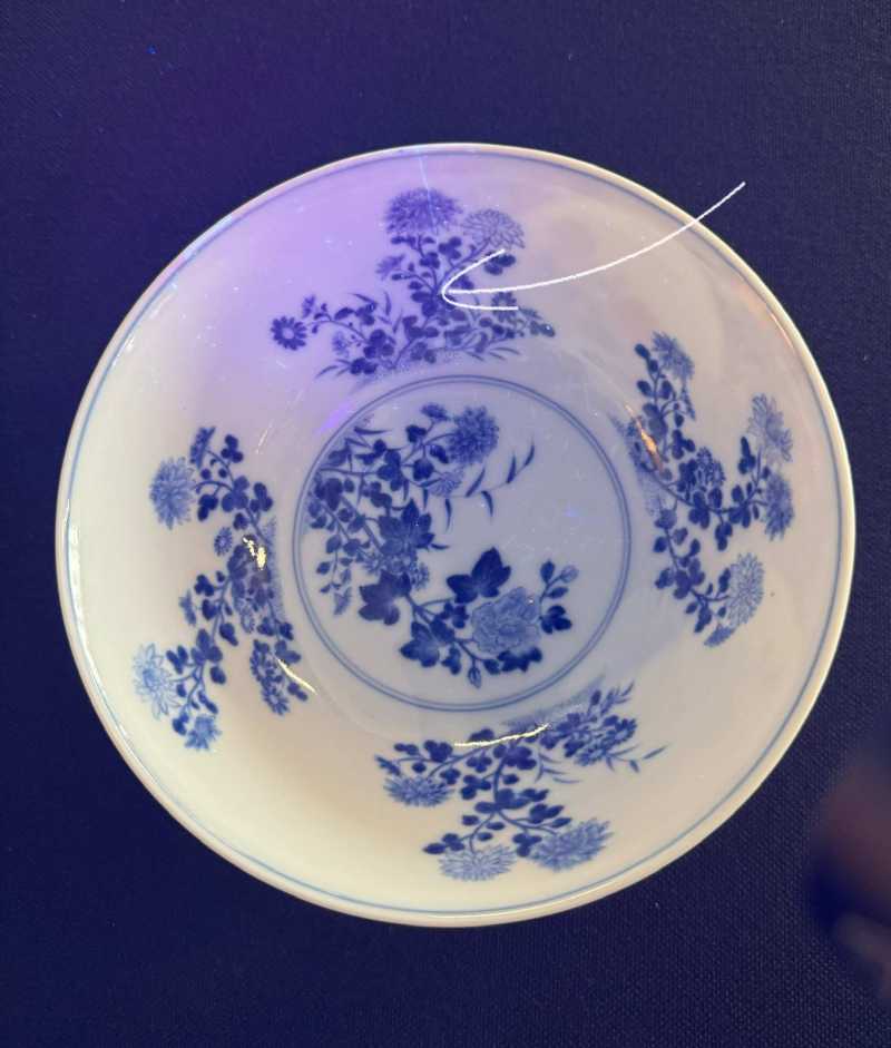 清乾隆 内青花外蓝地轧道洋彩开光重阳菊艳图膳碗 - 图19