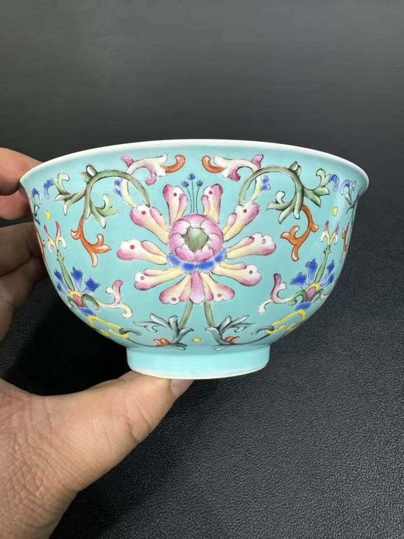 清乾隆 松石绿地洋彩缠枝宝相花纹碗 - 图3
