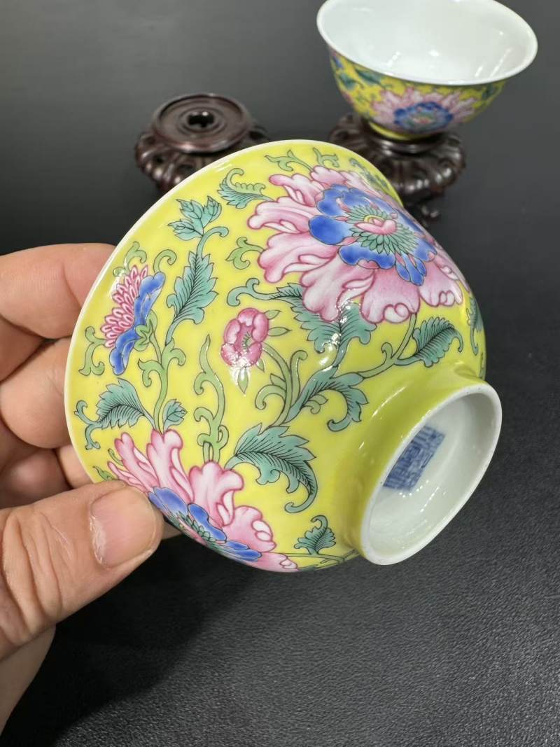 清道光 黄地洋彩缠枝牡丹纹宫碗一对 - 图8