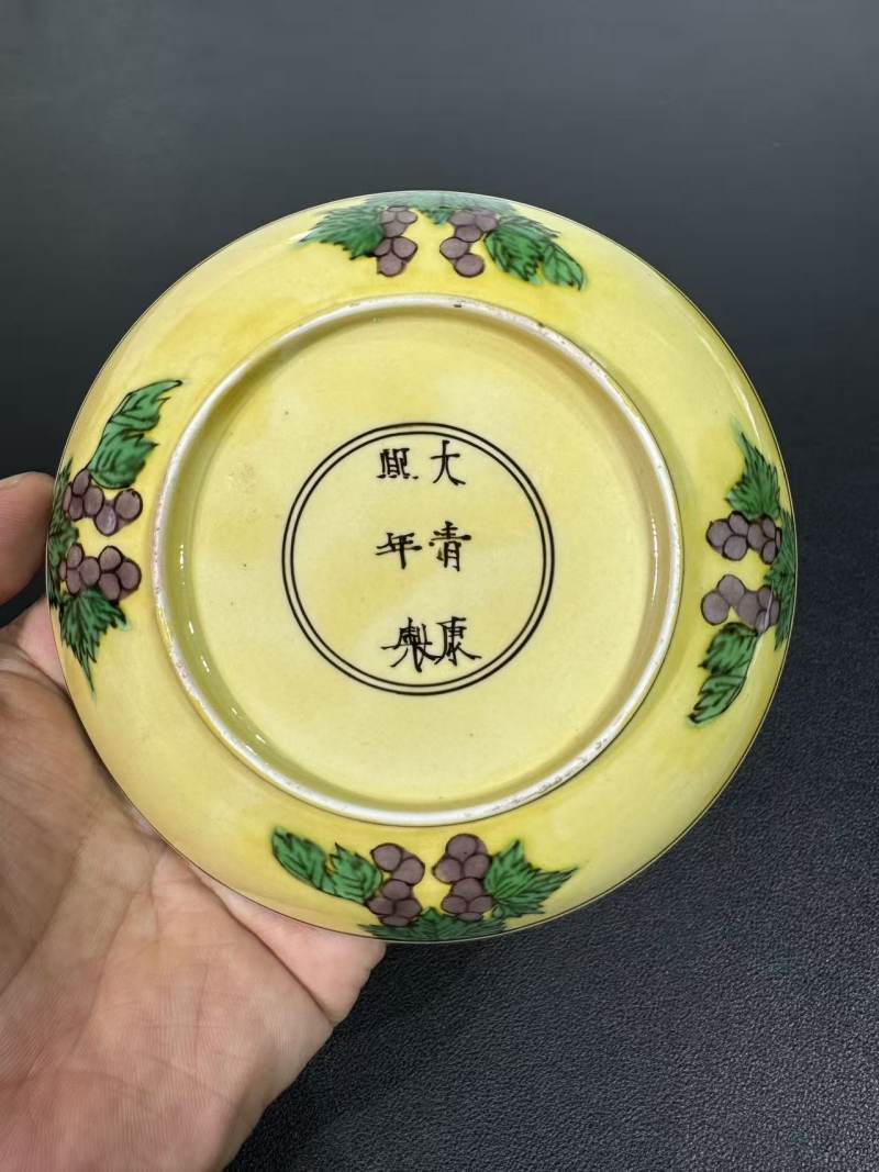 清康熙 黄地素三彩暗刻龙纹盘 - 图7