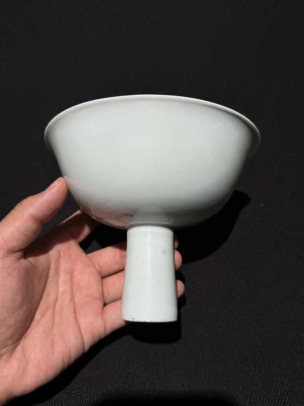 明 白釉暗刻缠枝花卉纹高足碗 - 图3