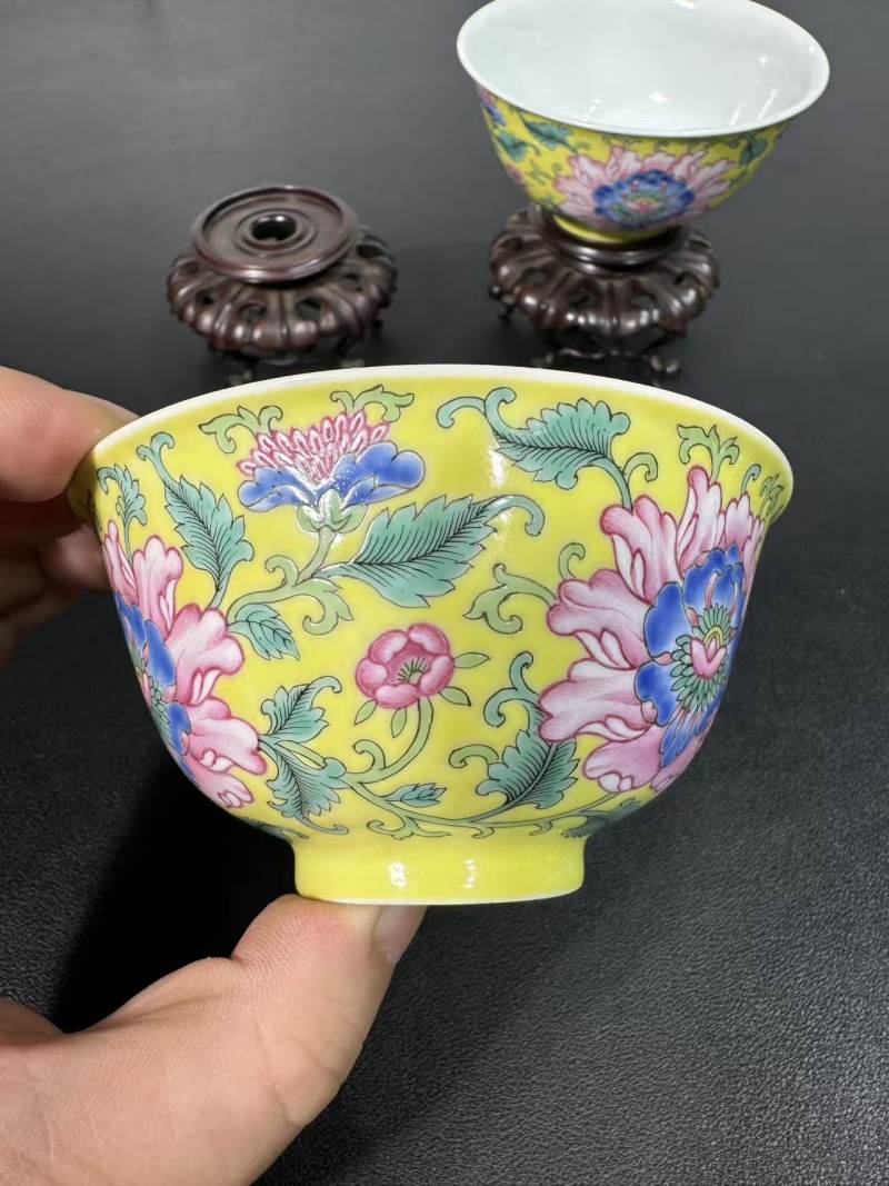 清道光 黄地洋彩缠枝牡丹纹宫碗一对 - 图9