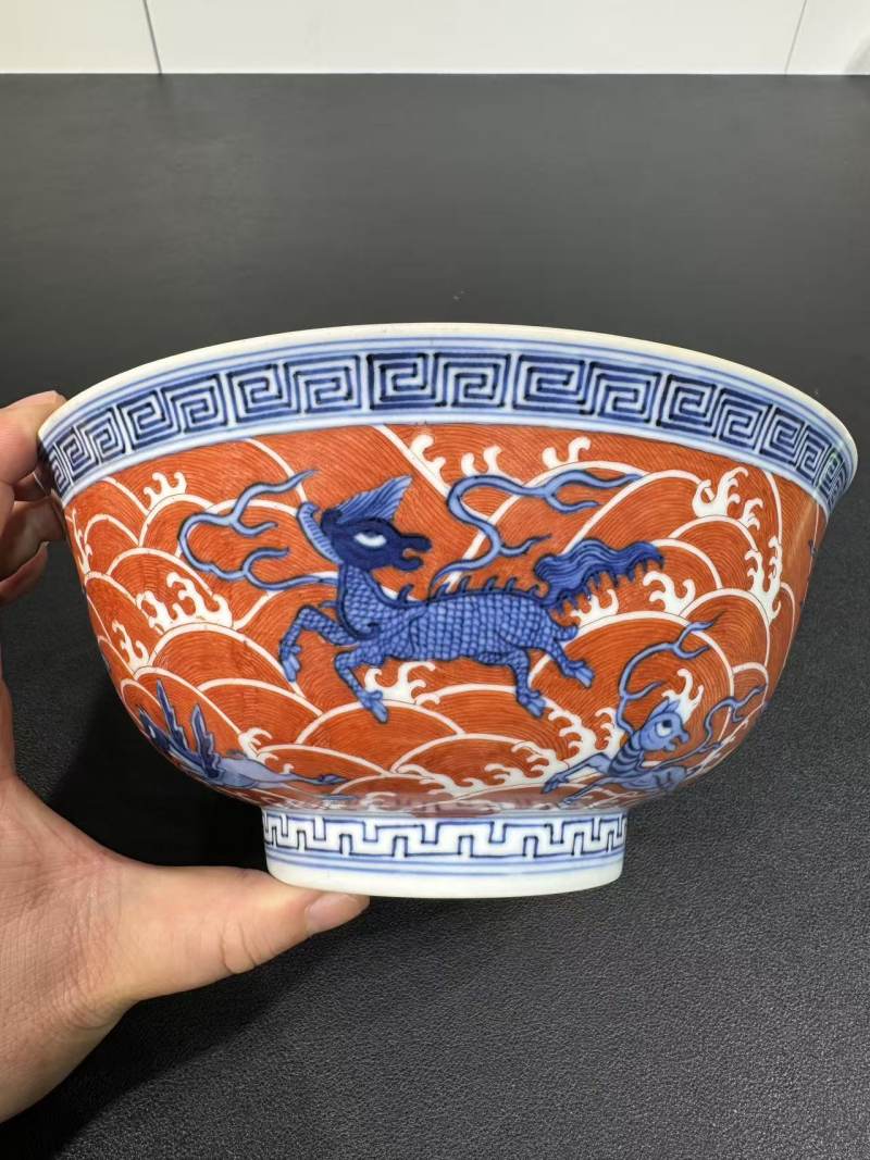 清嘉庆 青花矾红海八怪纹碗 - 图2