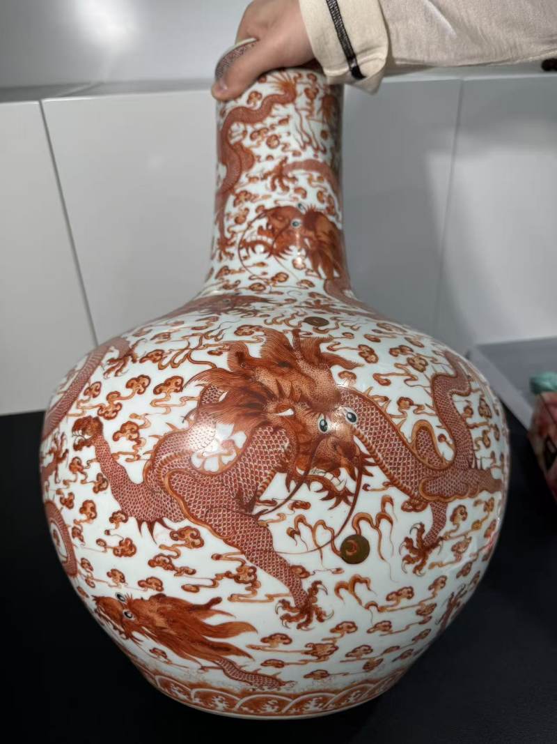 清同治 矾红九龙纹天球瓶 - 图3