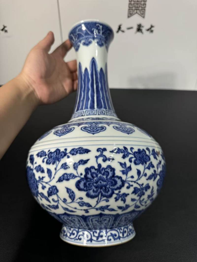 清乾隆 青花缠枝莲纹赏瓶 - 图2