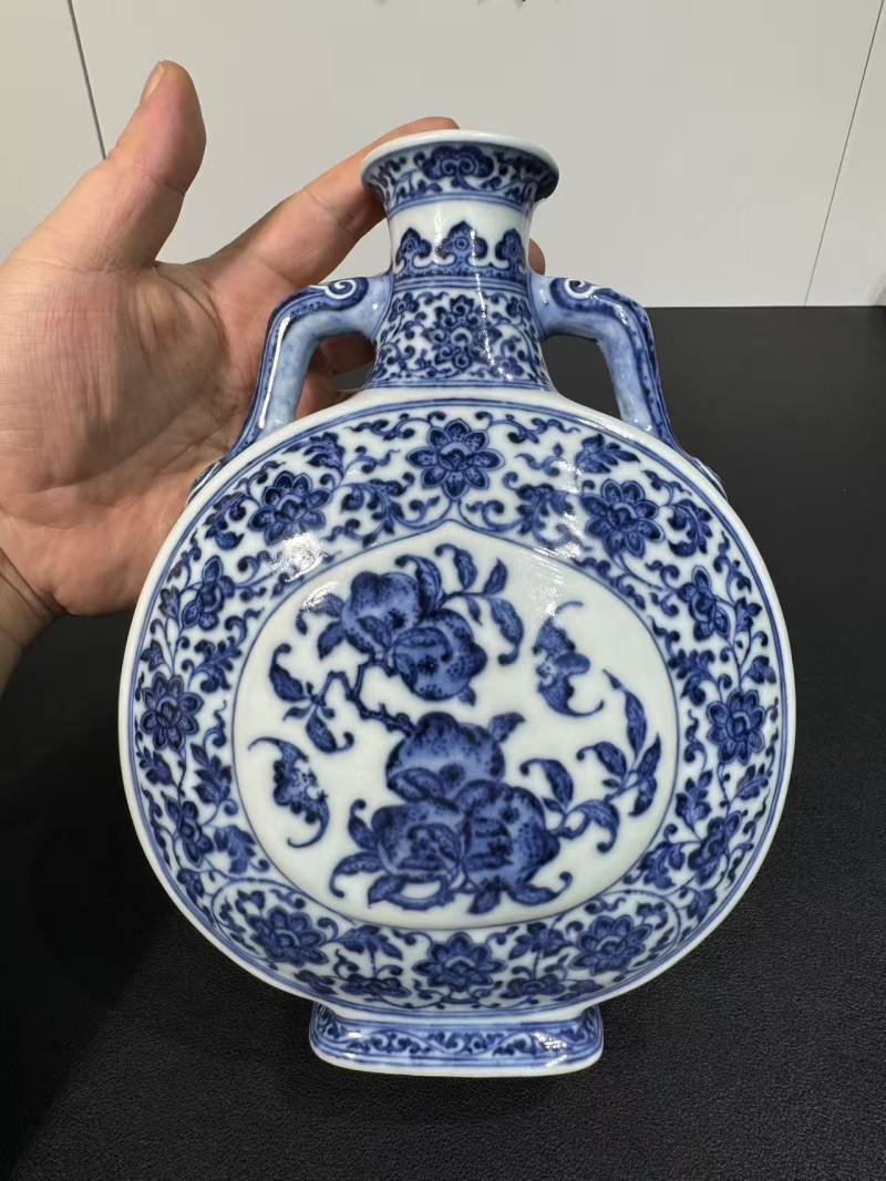 清乾隆 青花缠枝花卉福寿纹抱月瓶 - 图2