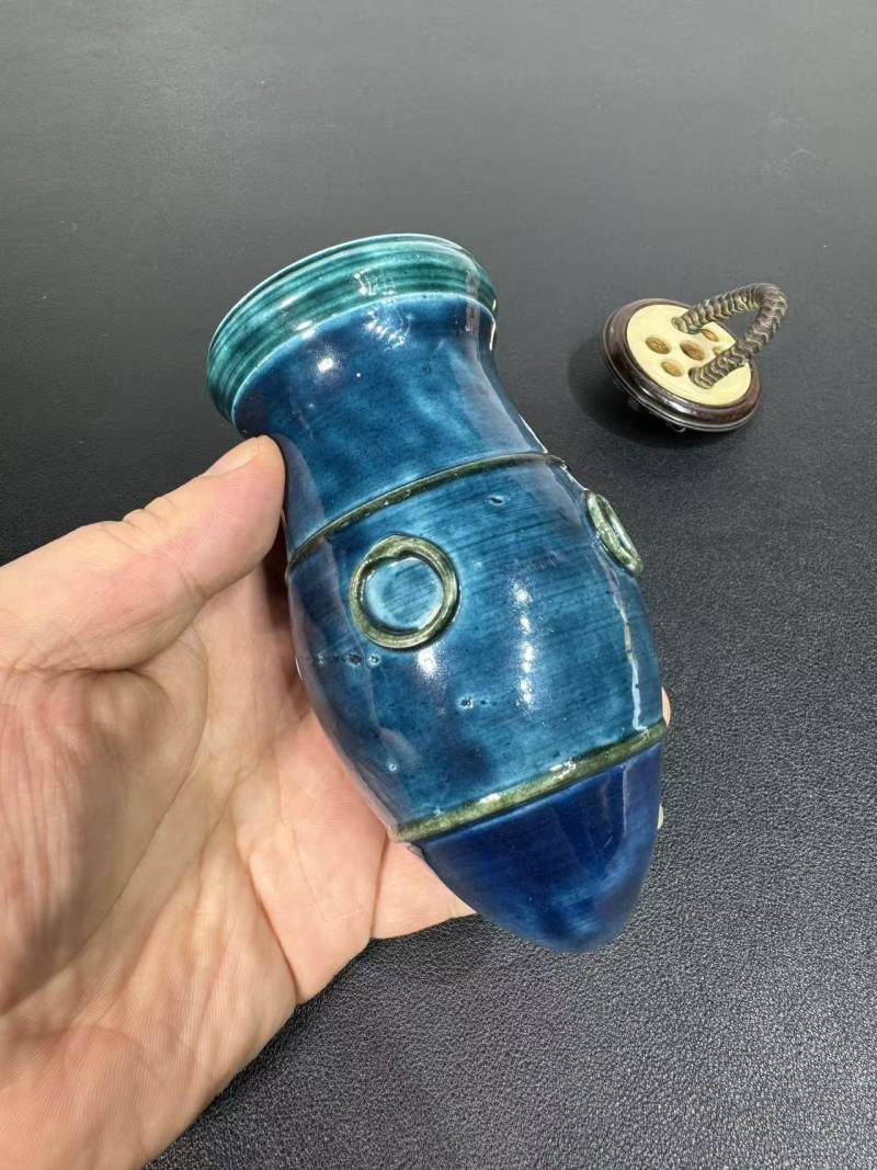 清康熙 孔雀蓝釉鸡心式蝈蝈葫芦 - 图5