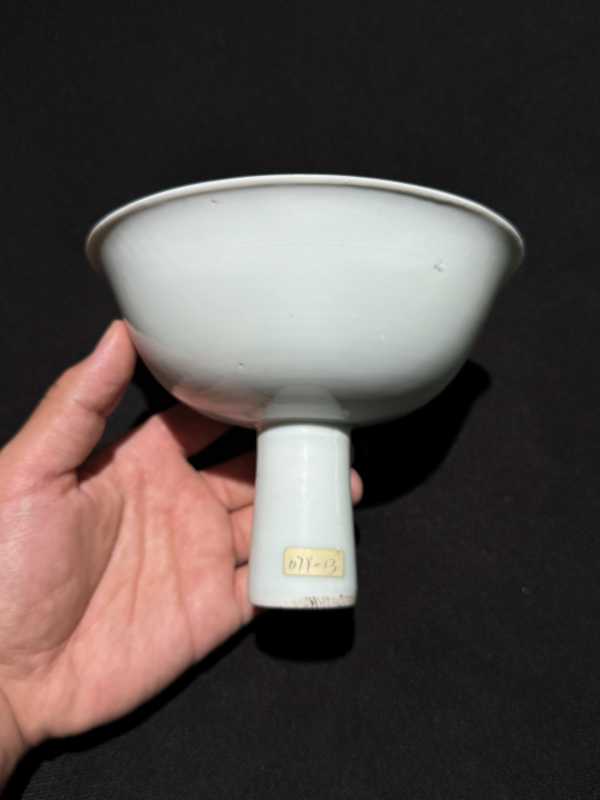 明 白釉暗刻缠枝花卉纹高足碗 - 图4