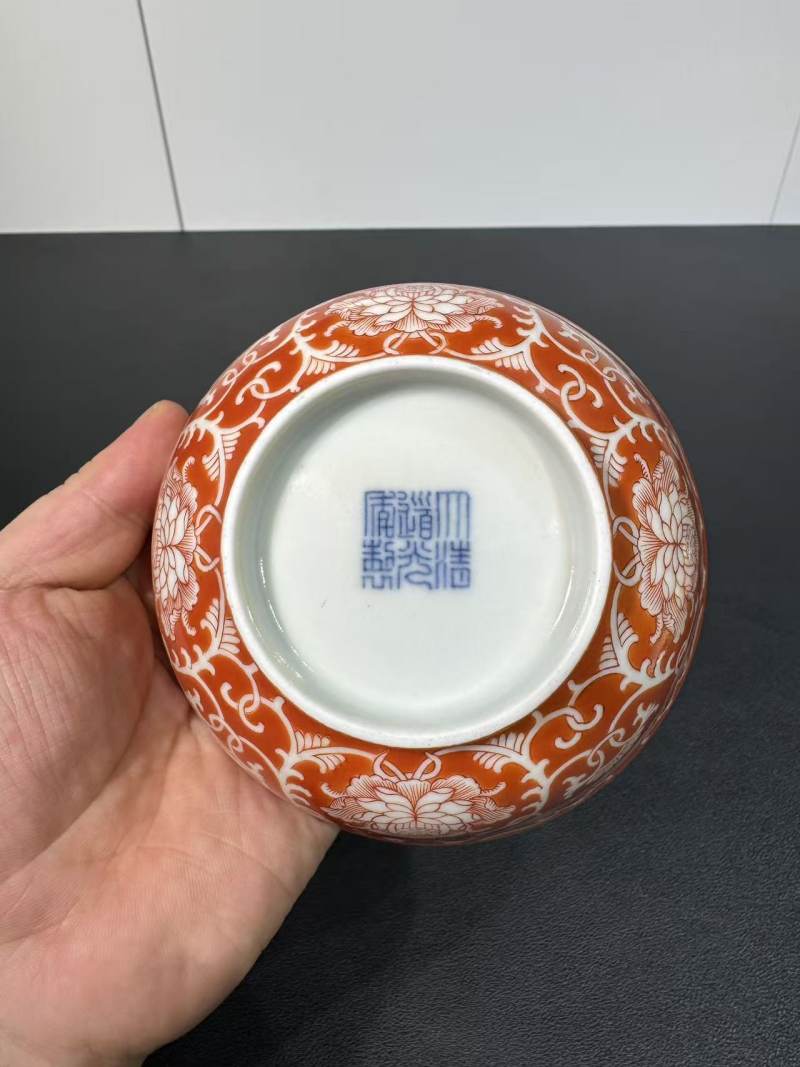 清道光 矾红留白缠枝花卉纹碗 - 图6