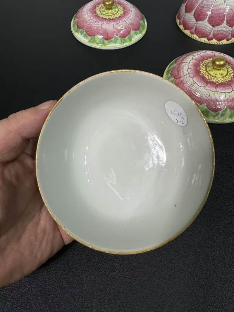 清道光 粉彩描金莲花盖碗一对 - 图18