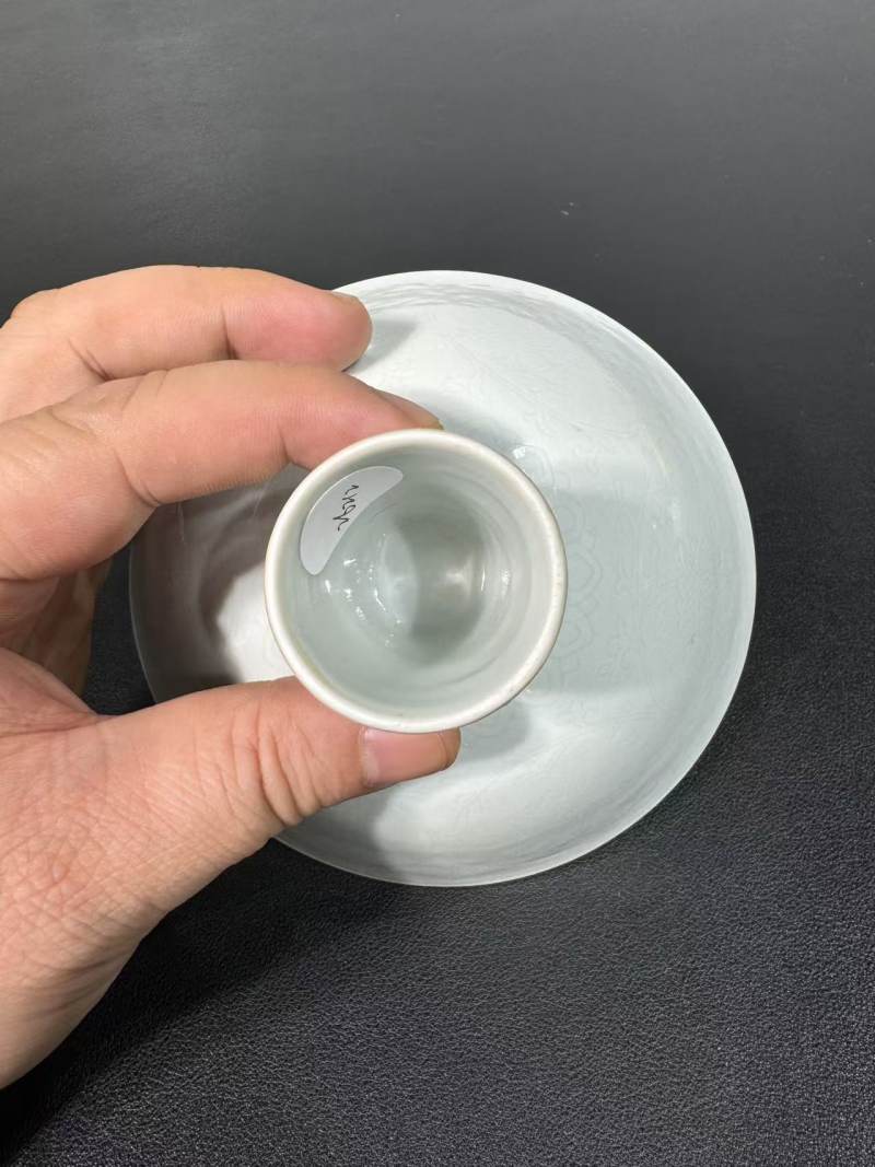 清乾隆 白釉暗刻花卉纹高足碗 - 图9