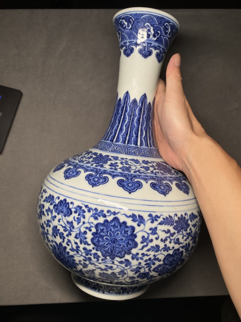 清乾隆 青花缠枝莲纹玉堂春瓶 - 图10