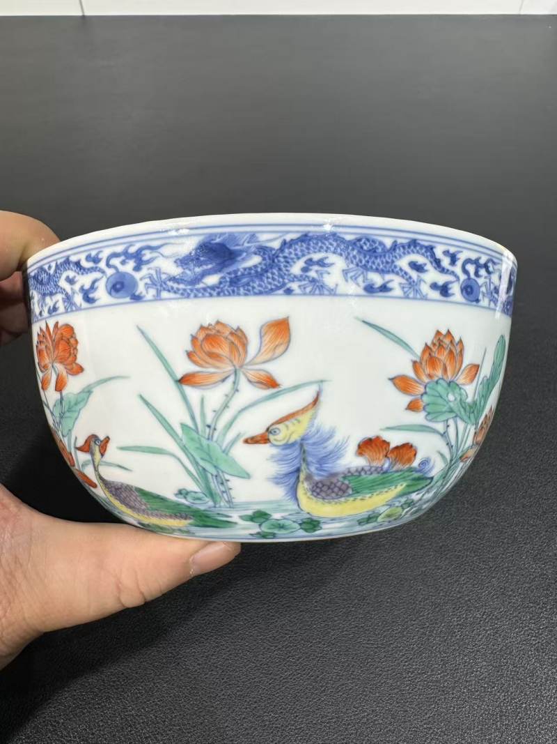 清康熙 斗彩云龙荷塘鸳鸯纹卧足碗 - 图3