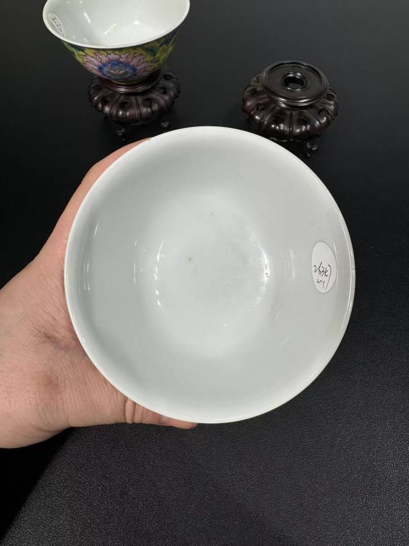 清道光 黄地洋彩缠枝牡丹纹宫碗一对 - 图10