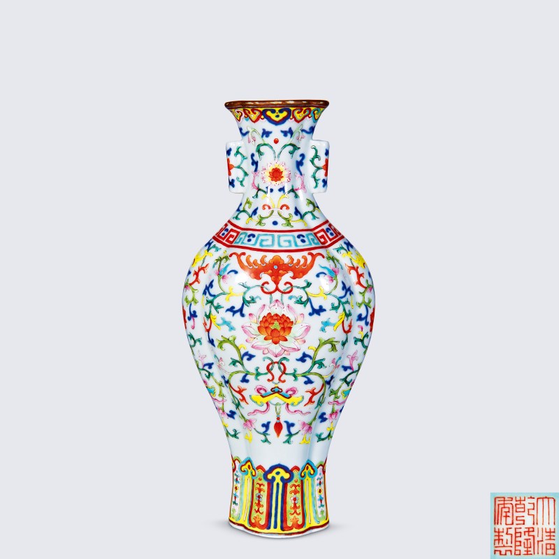清乾隆 青花加彩缠枝花卉贯耳海棠瓶