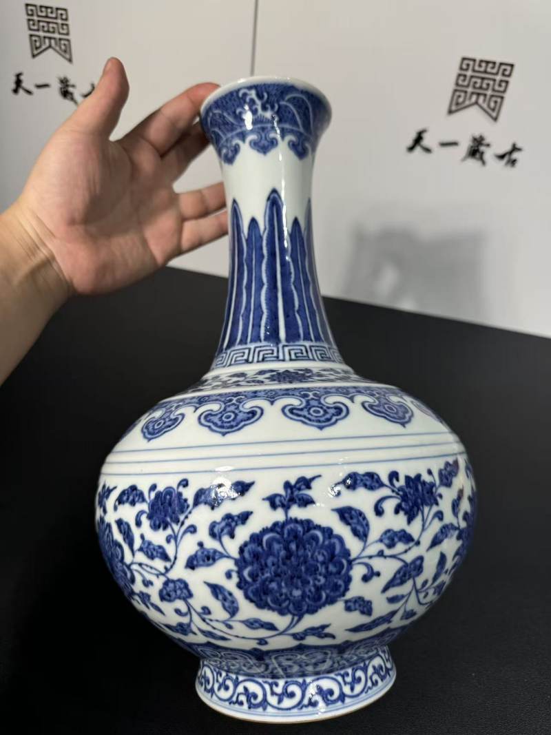 清乾隆 青花缠枝莲纹赏瓶 - 图3