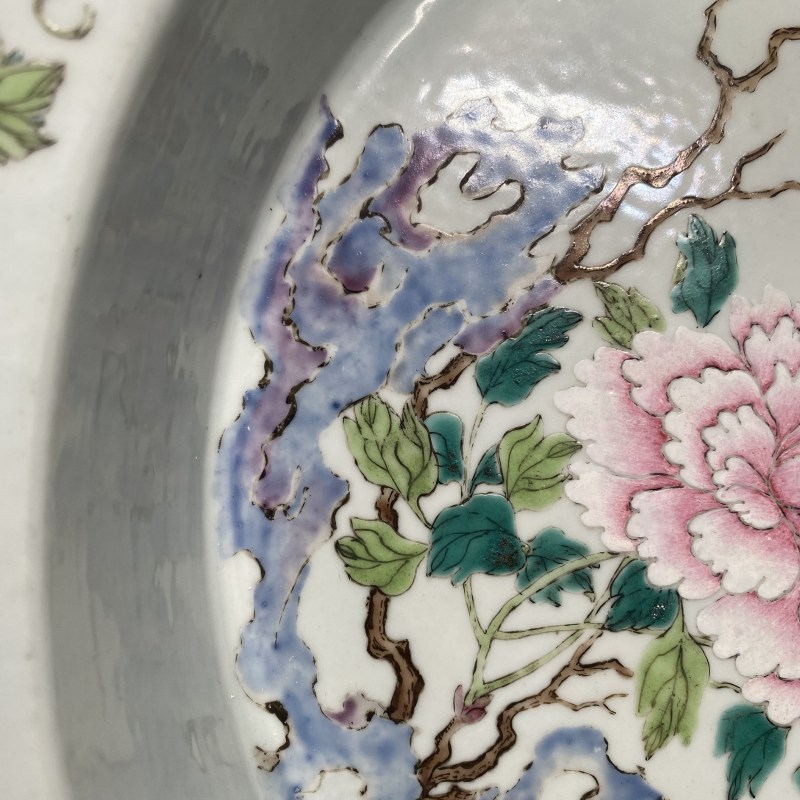 清乾隆 粉彩花蝶纹折沿洗 - 图12