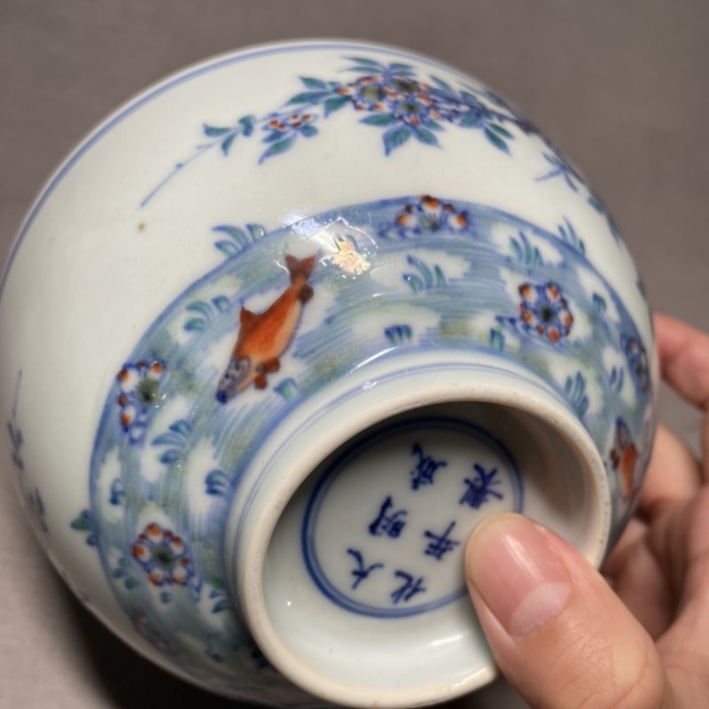 清康熙 斗彩落花游鱼图碗一对 - 图16