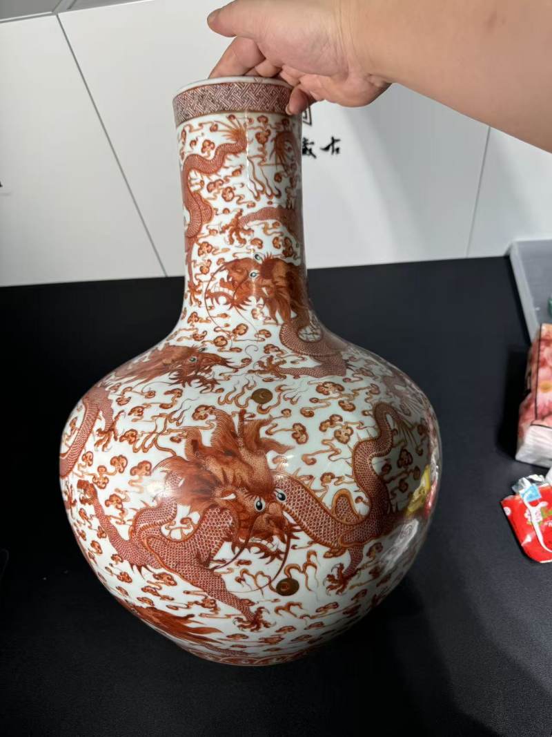 清同治 矾红九龙纹天球瓶 - 图4