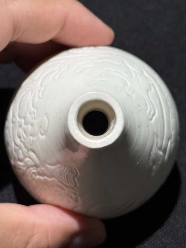 十八世纪 白釉暗刻龙纹锥把瓶 - 图9