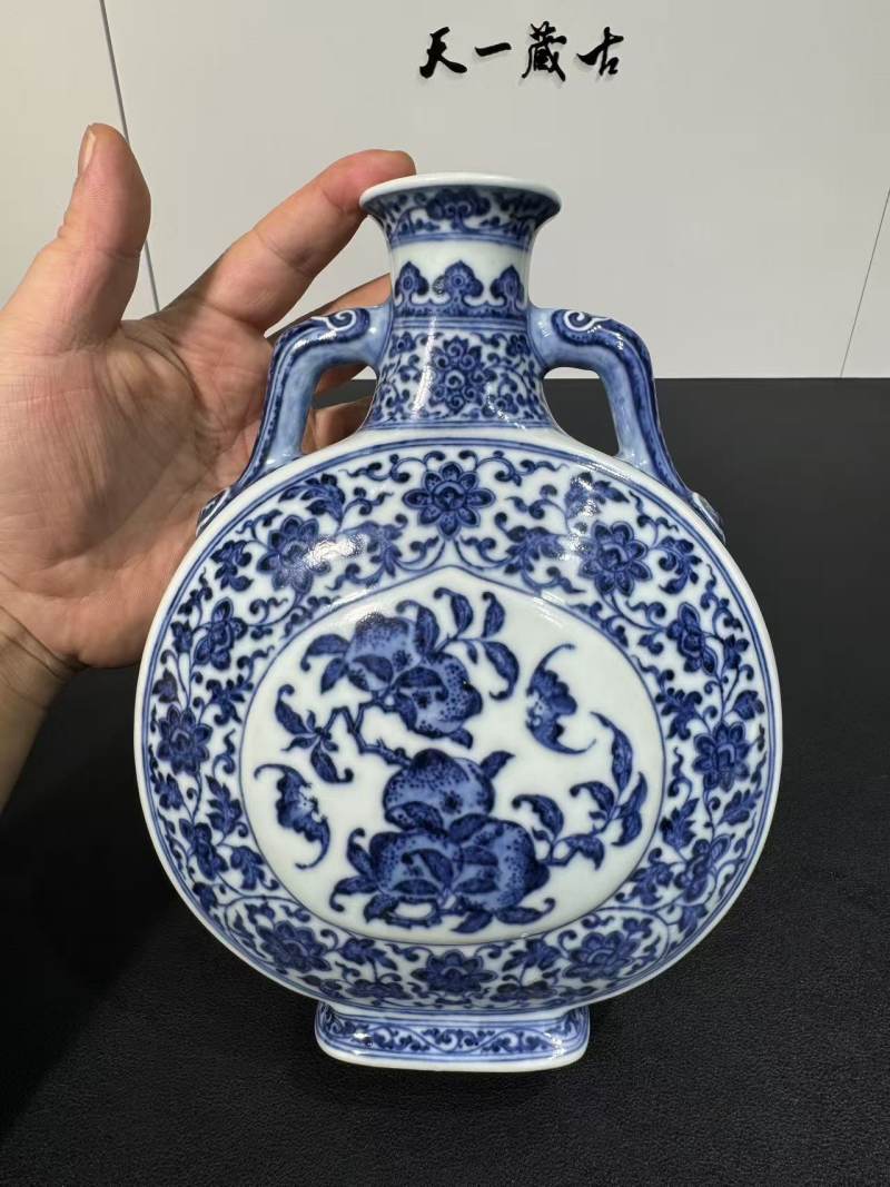 清乾隆 青花缠枝花卉福寿纹抱月瓶 - 图3