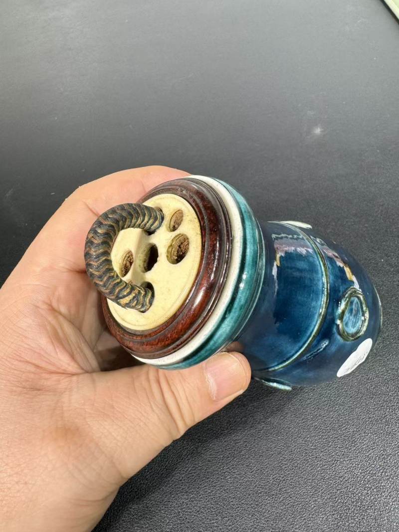 清康熙 孔雀蓝釉鸡心式蝈蝈葫芦 - 图6