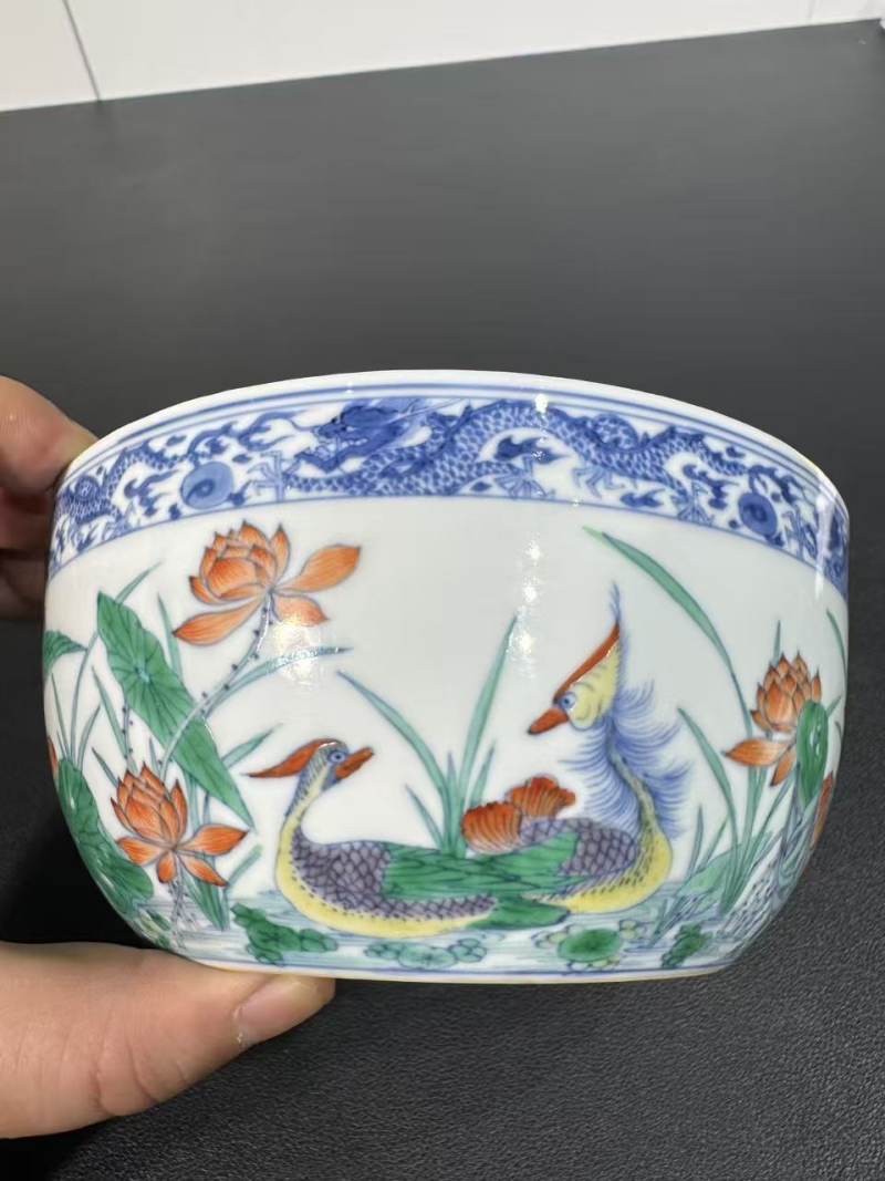 清康熙 斗彩云龙荷塘鸳鸯纹卧足碗 - 图4