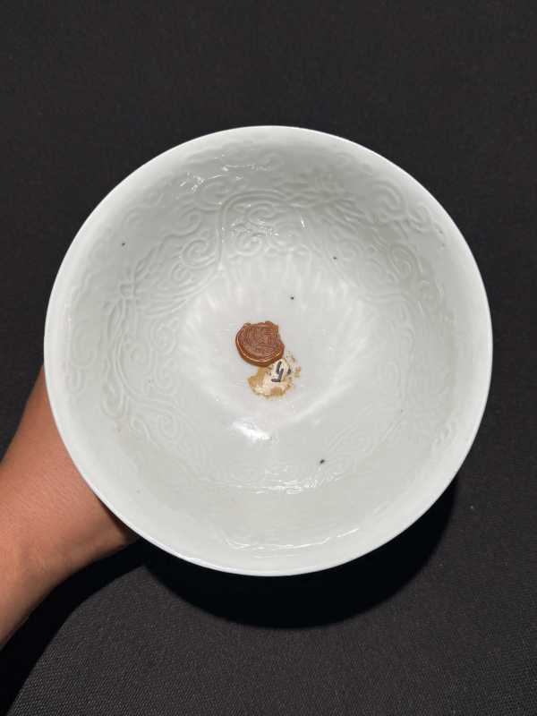 明 白釉暗刻缠枝花卉纹高足碗 - 图5