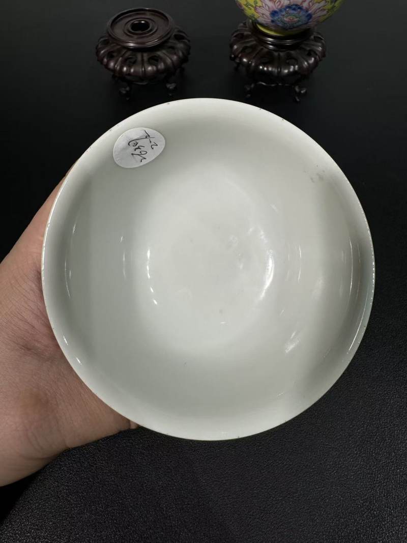 清道光 黄地洋彩缠枝牡丹纹宫碗一对 - 图11