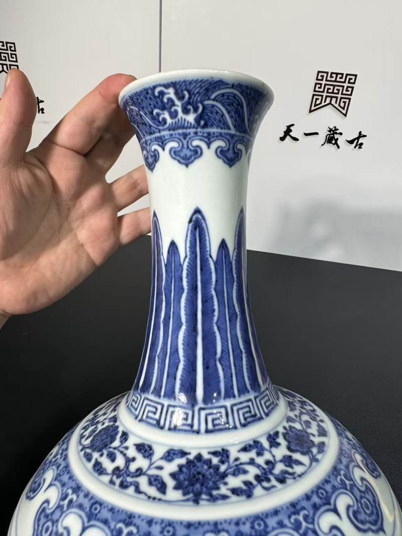 清乾隆 青花缠枝莲纹赏瓶 - 图4