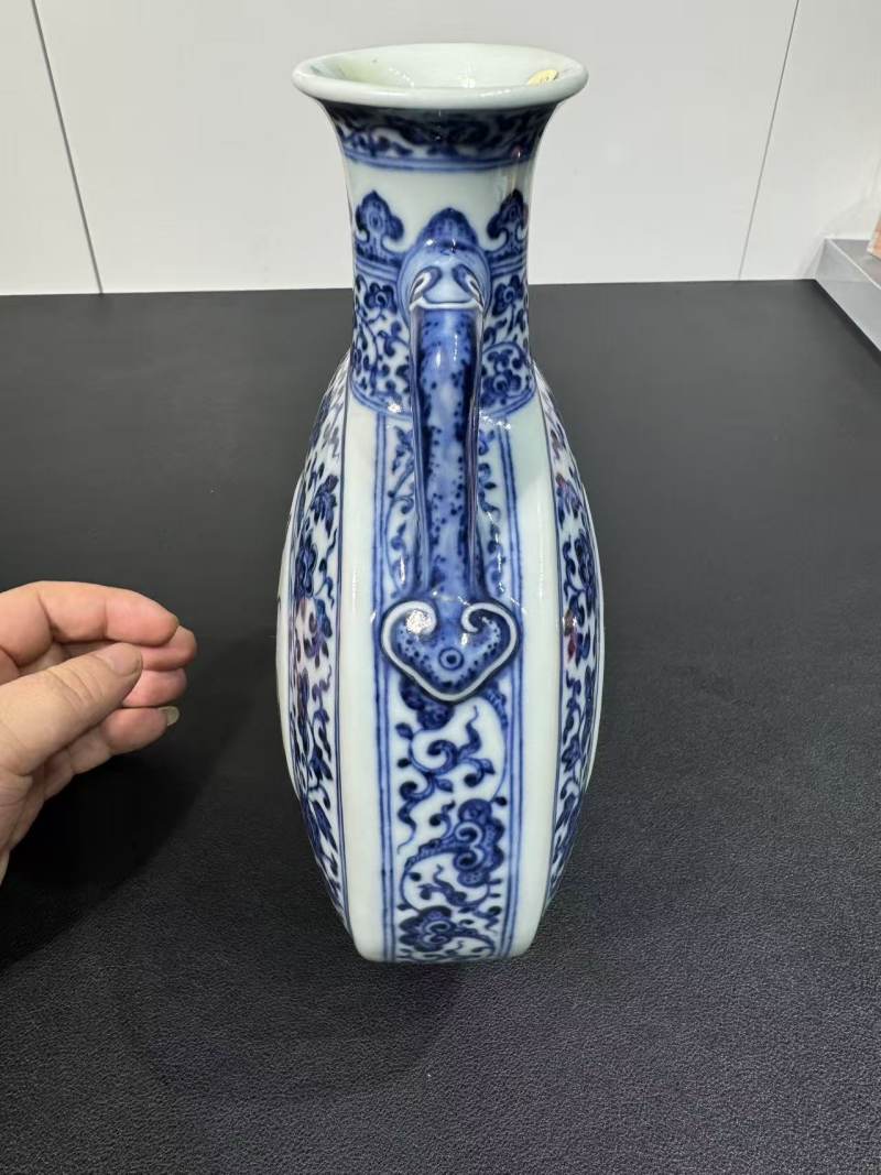 清乾隆 青花缠枝花卉福寿纹抱月瓶 - 图4