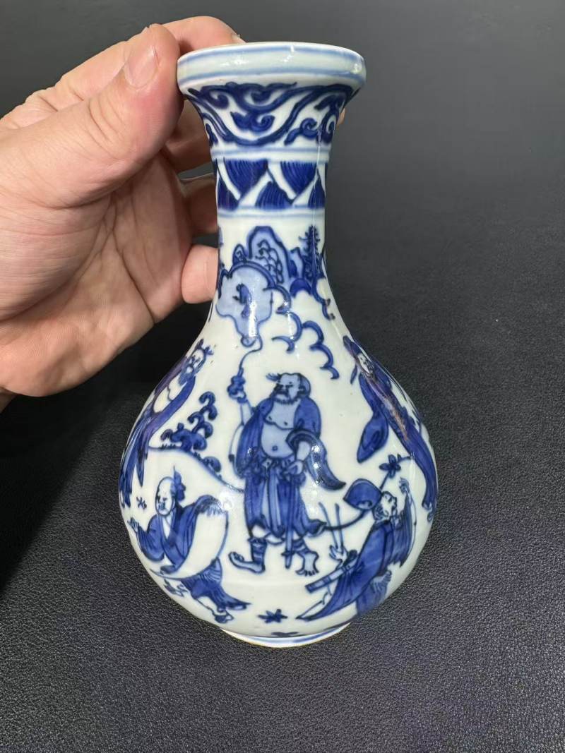 明嘉靖 青花八仙图盘口瓶 - 图3