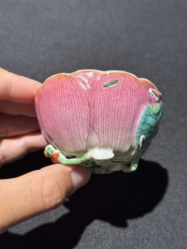 清乾隆 粉彩堆塑仿生山茶、菊花、荷花杯一组三件 - 图15