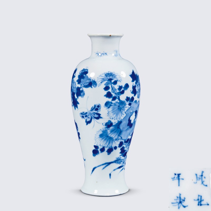 清康熙 青花洞石花蝶纹小观音瓶 - 图1