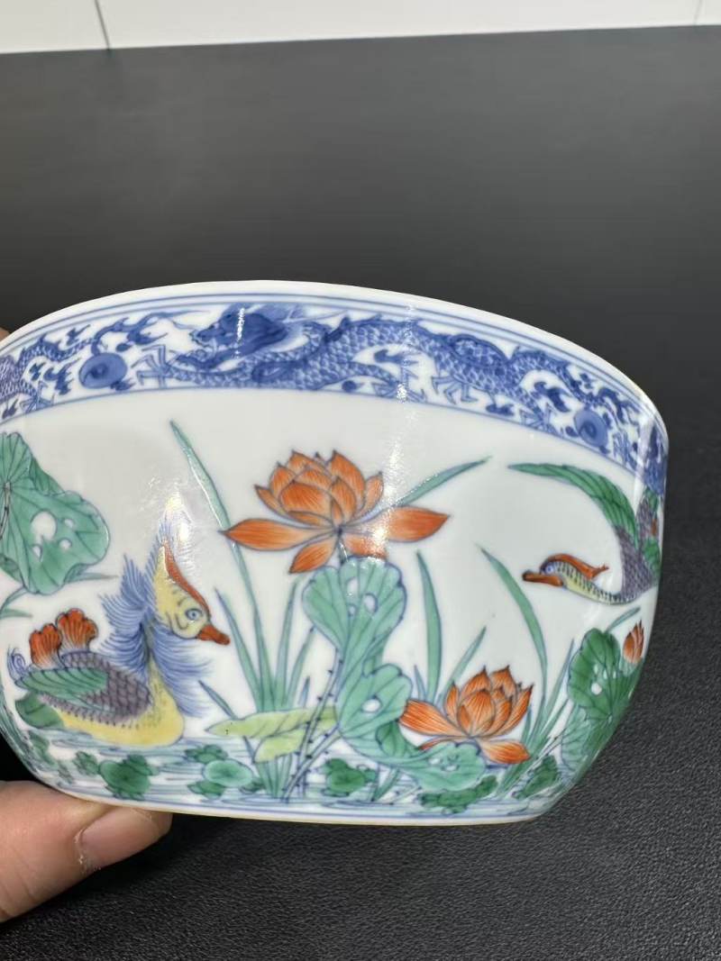 清康熙 斗彩云龙荷塘鸳鸯纹卧足碗 - 图5
